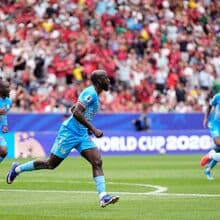 <![CDATA[ Jogador da RD Congo que marcou a Portugal foi atacado com ácido quando tentava salvar a filha e quase ficou cego ]]>