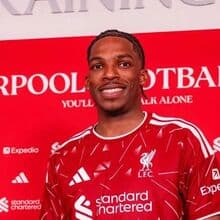 <![CDATA[ Liverpool contrata defesa francês de 20 anos por 70 milhões de euros ]]>