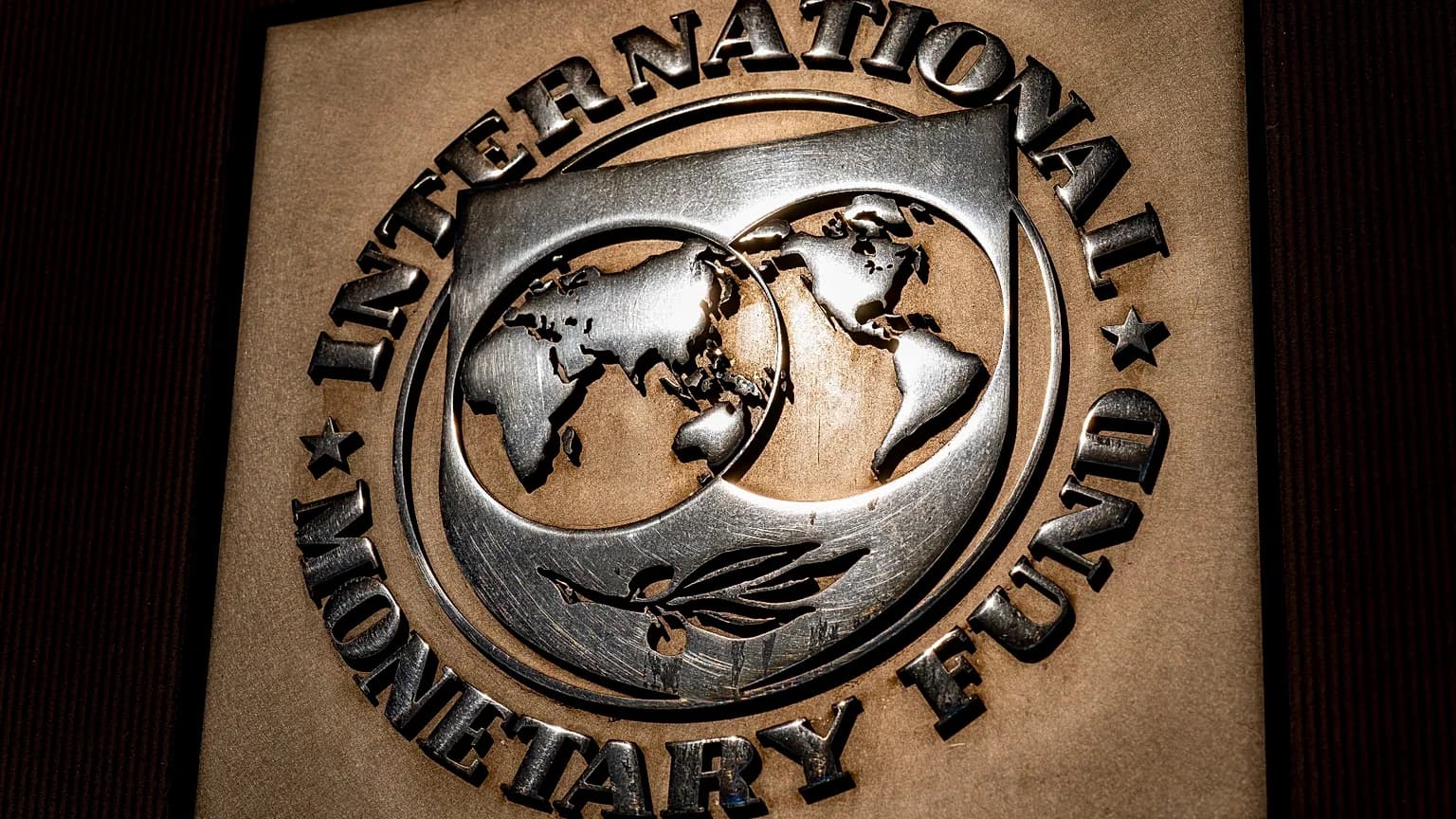 FMI: Economia Global Resiste a Choques, mas Sustentabilidade Está em Risco; PIB Italiano Revisto para Cima