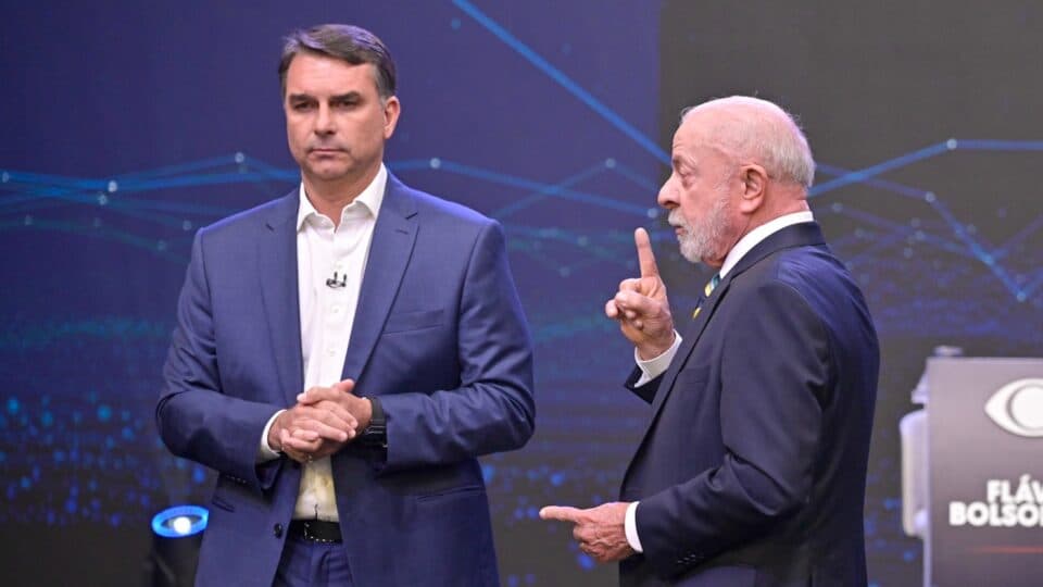 Moraes ordena cancelamento de passaporte de Flávio Bolsonaro após eleições