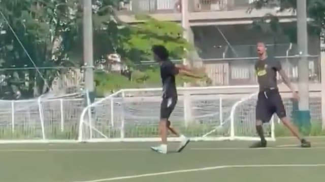 Estrela da NBA Victor Wembanyama marca de livre directo e imita CR7