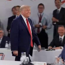<![CDATA[ «Quem manda sou eu»: Trump arranca gargalhadas ao chegar a reunião do G7  ]]>