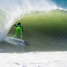 <![CDATA[ Ondas de gala colocam três portugueses nos quartos-de-final em Peniche ]]>