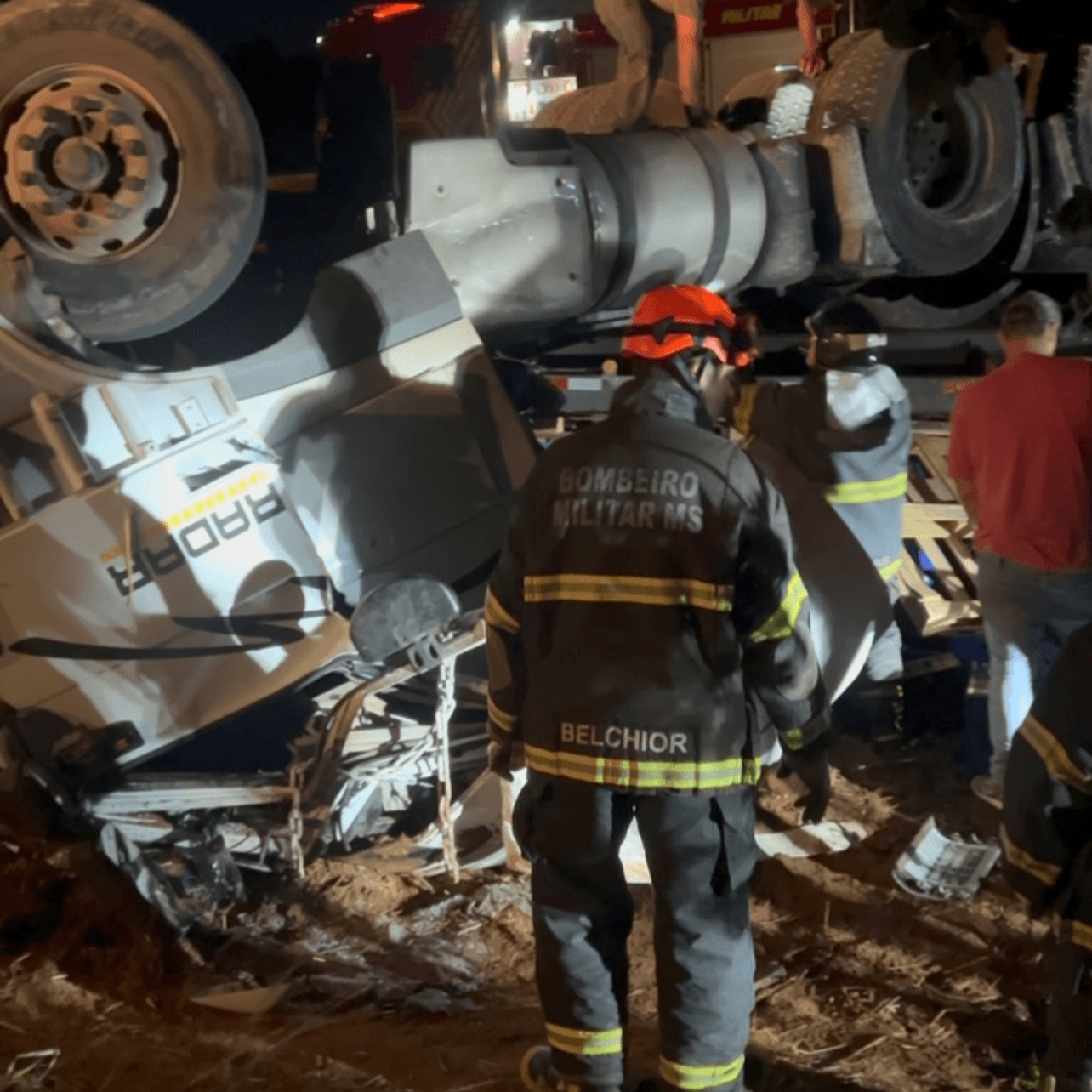 Motorista morre e 3 ficam feridos após carreta de cerveja capotar na MS-377