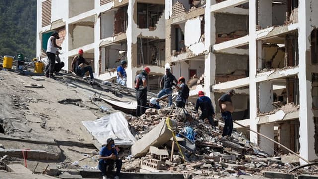 Como é que o Serviço Geológico dos Estados Unidos estima o número de mortes após um sismo?
