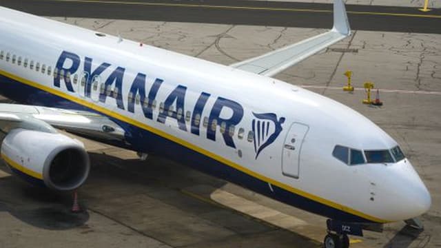 Ryanair deixa de cobrar a pais para se sentarem junto de crianças