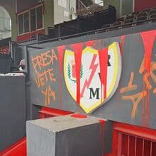 <![CDATA[ Estádio de Vallecas vandalizado com mensagem contra o presidente: «Vai-te embora já!» ]]>