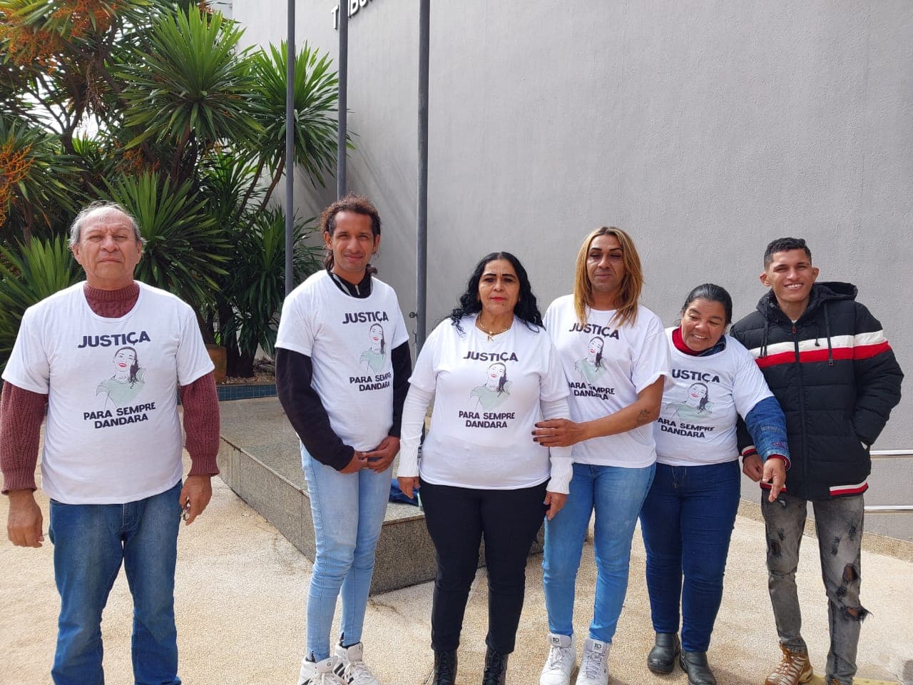 Com camisetas por justiça, família acompanha júri de travesti morta em presídio