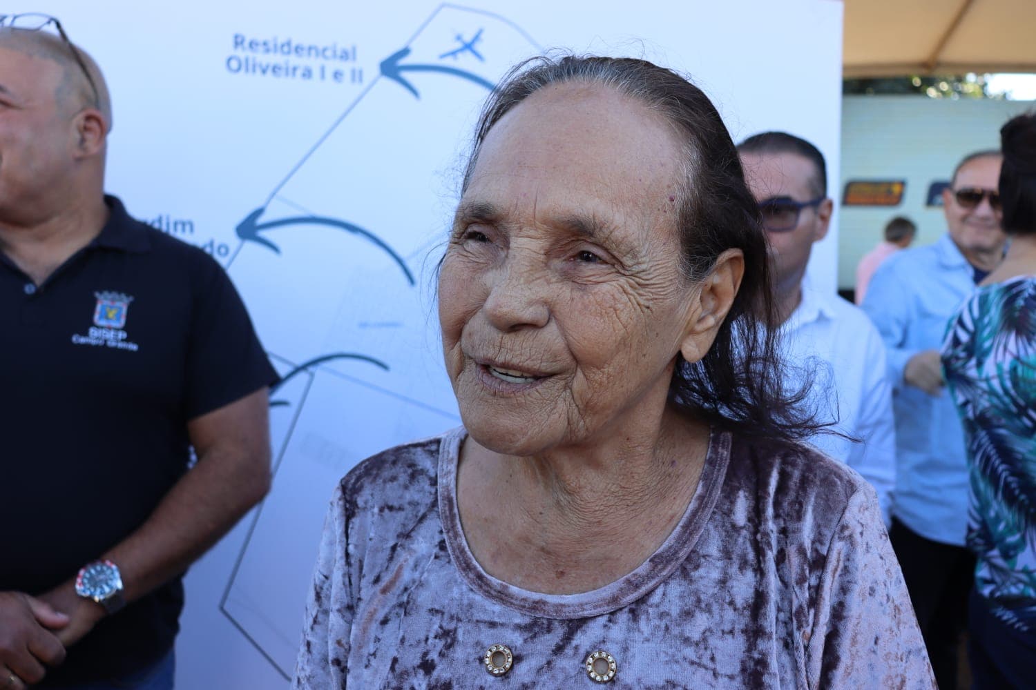 "O pouquinho que eu viver vai ser feliz", diz moradora sobre obra de asfalto 