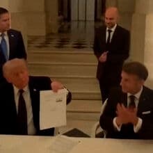<![CDATA[ «Não foi fácil, posso garantir-vos»: o momento em que Trump assina acordo com o Irão durante jantar em Versalhes   ]]>