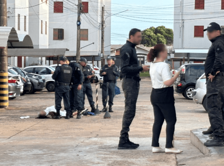 Policial aplica “mata-leão” e suspeito de furto de carro morre em condomínio