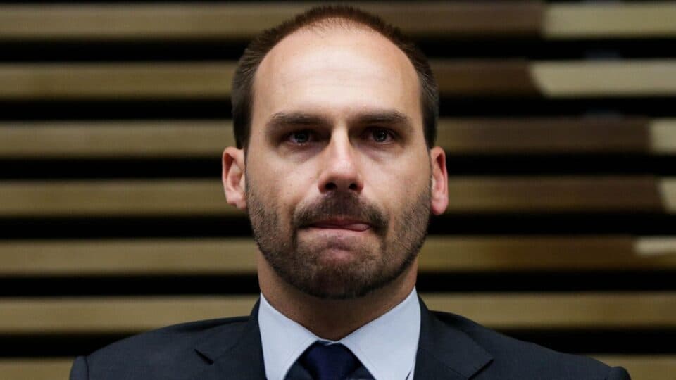 Imprensa internacional repercute condenação de Eduardo Bolsonaro e lembra do tarifaço de 2025