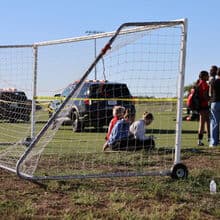 <![CDATA[ Condutora atropela mortalmente duas pessoas e fere mais de uma dezena durante jogo de futebol infantil ]]>