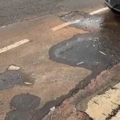 Água "brota" de rachadura no asfalto há 5 dias e preocupa moradora