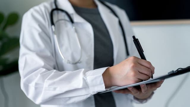 Governo corrige incentivo aos médicos para horas extra acima de limite legal