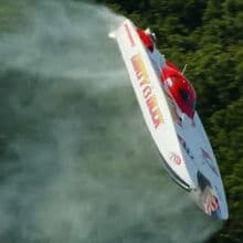 <![CDATA[ Imagens impressionantes: barco de corrida 'voa' durante prova nos EUA ]]>
