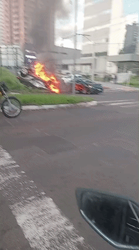 Carro capota e pega fogo após batida em cruzamento do Monte Castelo