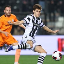 <![CDATA[ Adeptos do PAOK invadem estádio em protesto para travar saída de avançado para o Dortmund ]]>