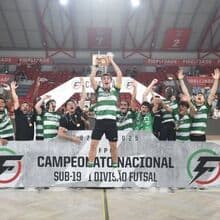 <![CDATA[ Treinador de sub-19 de futsal do Sporting suspenso por fazer "gestos sexuais" com o troféu de campeão ]]>
