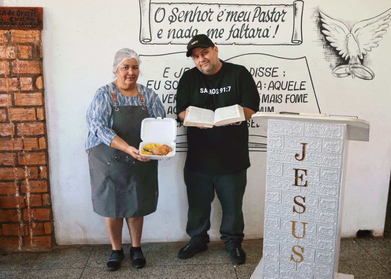 Restaurante tem marmita abençoada a R$ 10 de dia e à noite vira igreja