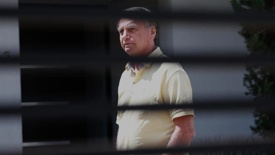 Moraes manda PGR opinar sobre pedido de Bolsonaro para receber visitas de Flávio