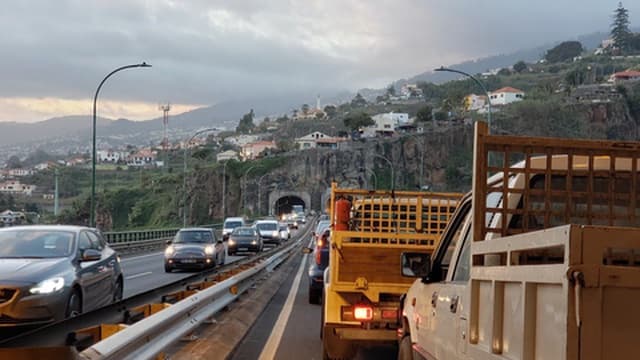 Acidente provocou fila de mais de 5 km na Via Rápida