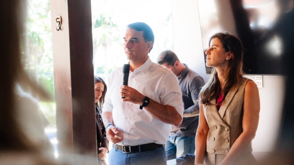 “Completamente equivocado”: Flávio rebate fala de Figueiredo de que mulheres votam mal