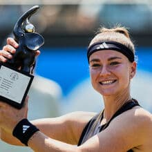 <![CDATA[ Karolina Muchova campeã em Bad Homburg após desistência de Osaka ]]>