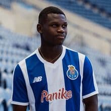 <![CDATA[ Campeão nacional de sub-17 e sub-19 assina contrato profissional com o FC Porto ]]>