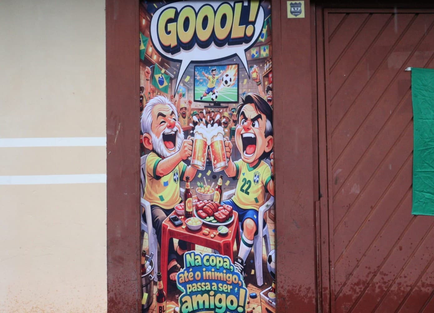 Na Copa, até “inimigo vira amigo” em rua decorada no Jardim Bonança