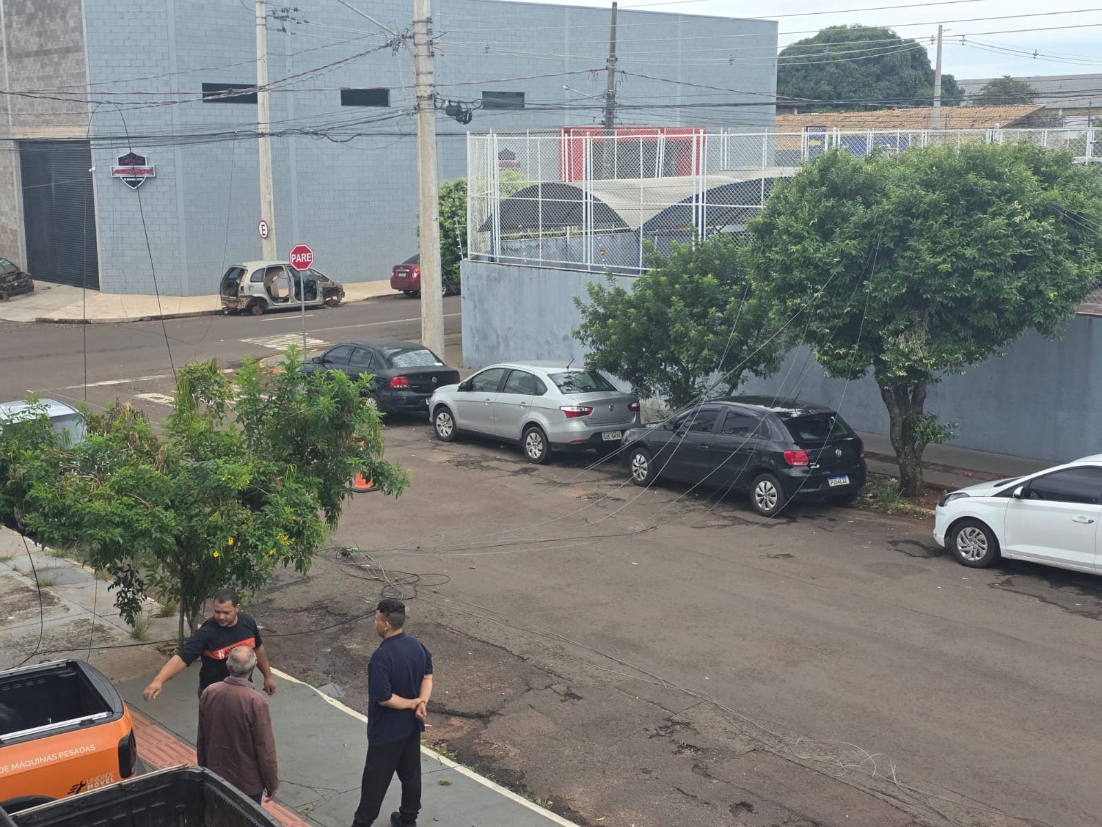 Caminhão arrebenta fiação e derruba serviço de internet na Vila Progresso