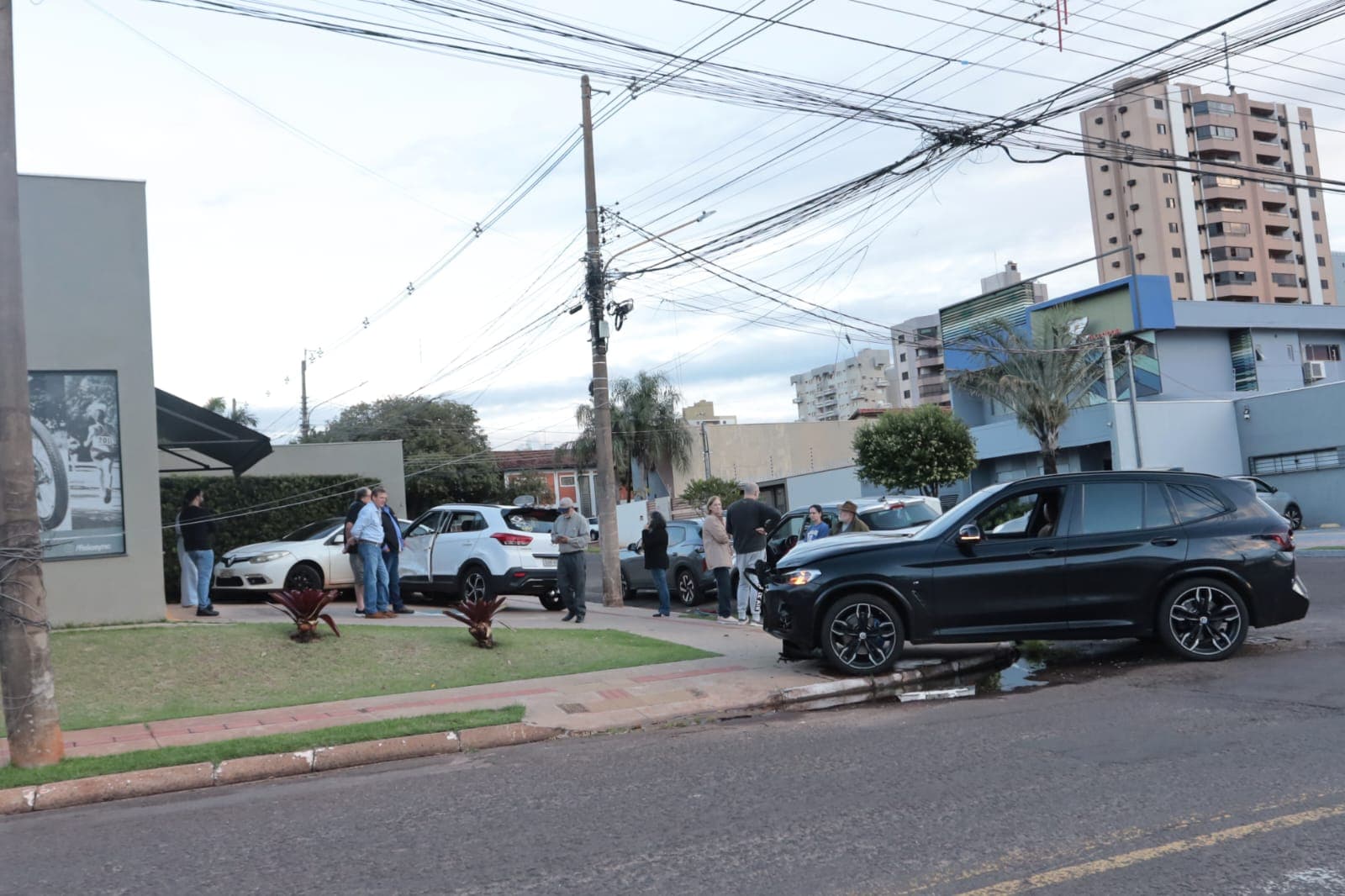 Cruzamento acumula acidentes e comerciantes cobram mudanças no trânsito
