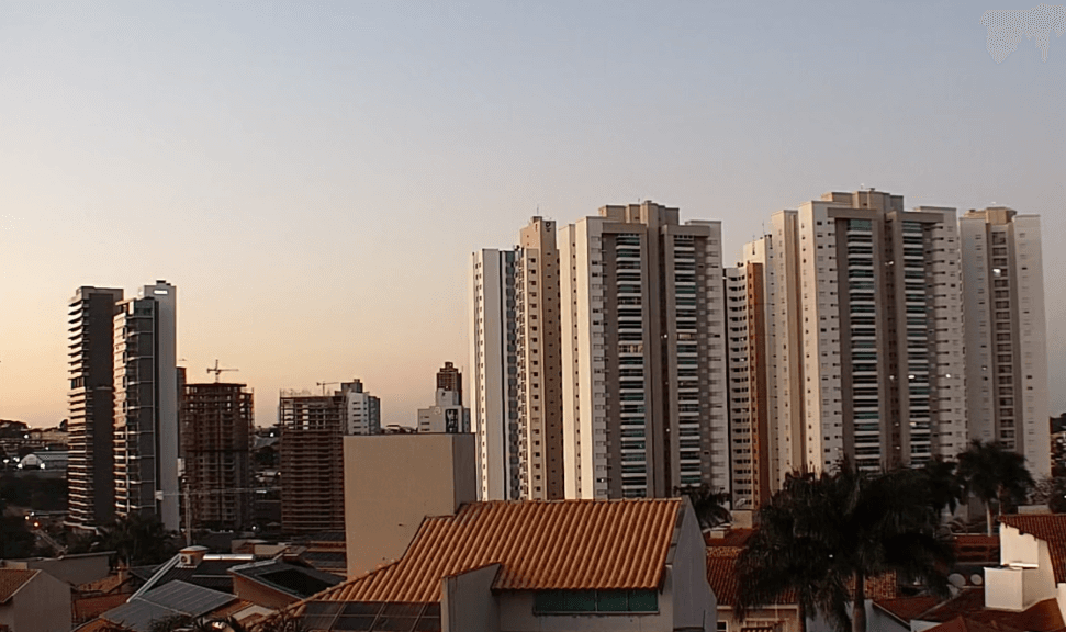 Segunda-feira terá Sol, ventos fortes e chance de chuva em parte de MS