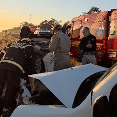 Colisão entre veículos oficiais deixa carro capotado em rodovia