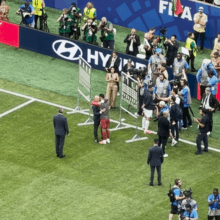 <![CDATA[ O abraço entre Ronaldo e Martínez após a goleada frente ao Uzbequistão ]]>