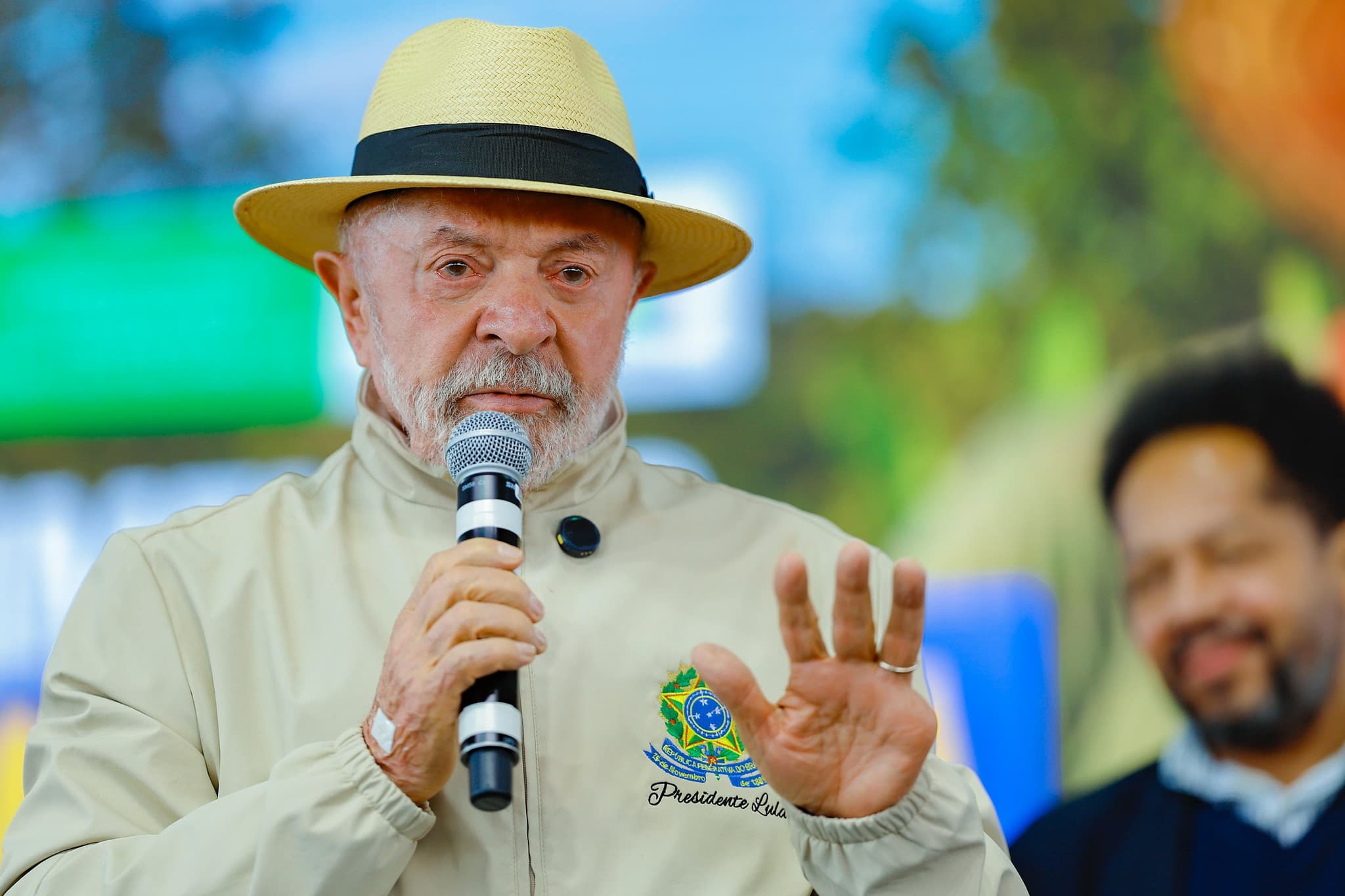 Lula diz que terra vale ouro, mas fazendeiro só paga imposto por "fazendinha"
