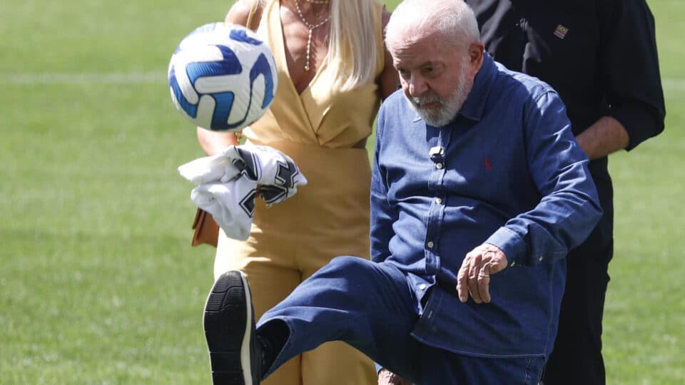Lula sugere que Caixa crie “Desenrola” para clubes de futebol quebrados