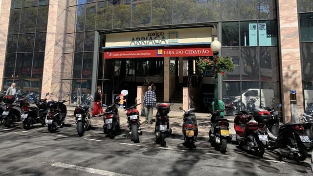 Quatro pessoas presas em elevador na Avenida Arriaga mobilizam bombeiros