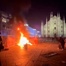 <![CDATA[ Protestos contra a guerra e o custo de vida acabam em confrontos em Itália ]]>