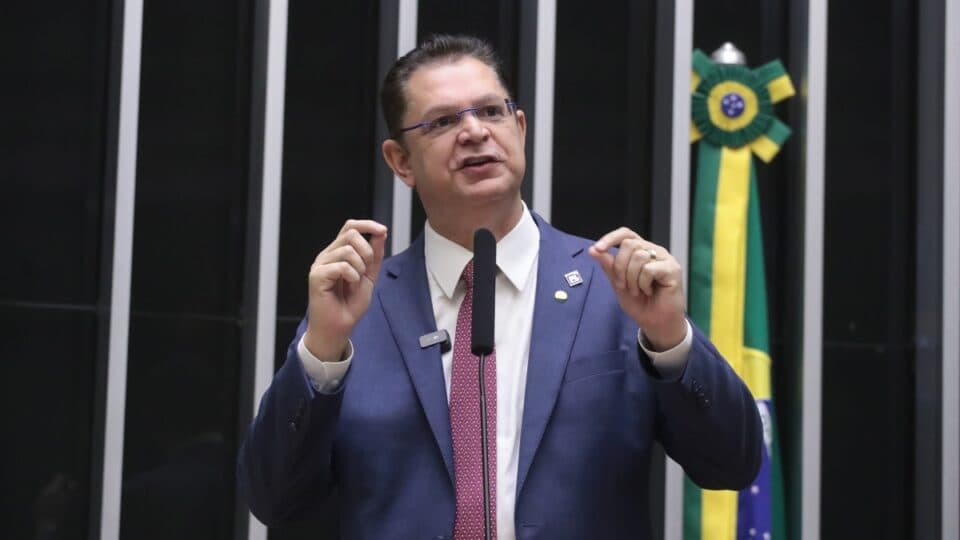 Pessoas ligadas a Sóstenes Cavalcante são alvos da PF em GO e MG
