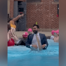 <![CDATA[ Mayor de Nova Iorque mergulha de fato para assinalar abertura de piscinas ao ar livre da cidade ]]>