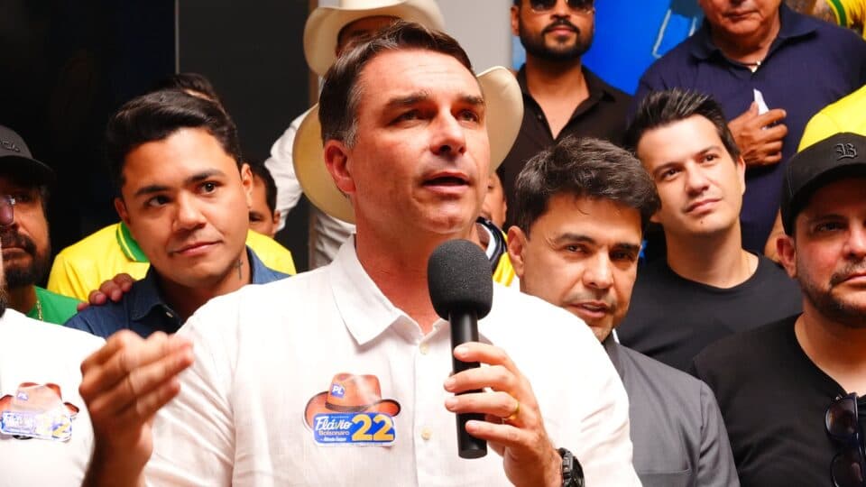 Flávio condiciona seus sigilos à abertura de dados de ex-chefe de gabinete e de Janja