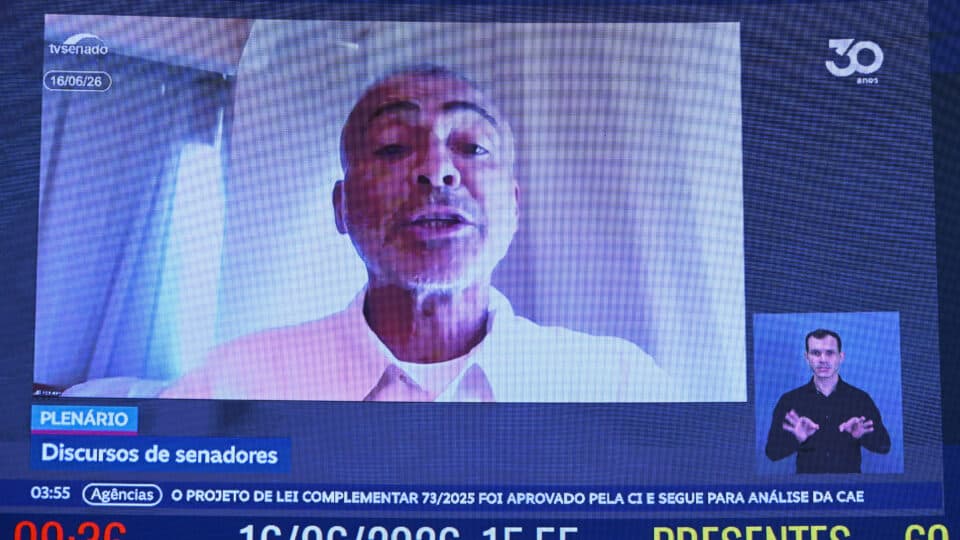 Romário se compromete a devolver salário após críticas por participação na Copa