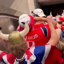 <![CDATA[ Adeptos da seleção da Noruega fazem 'remada viking' em escada rolante ]]>
