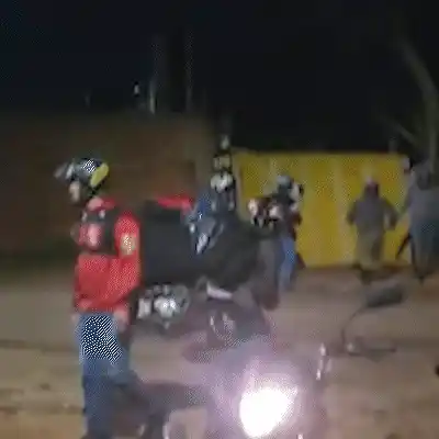 Moradores destroem casa de homem suspeito de estupro e depredam 5 carros