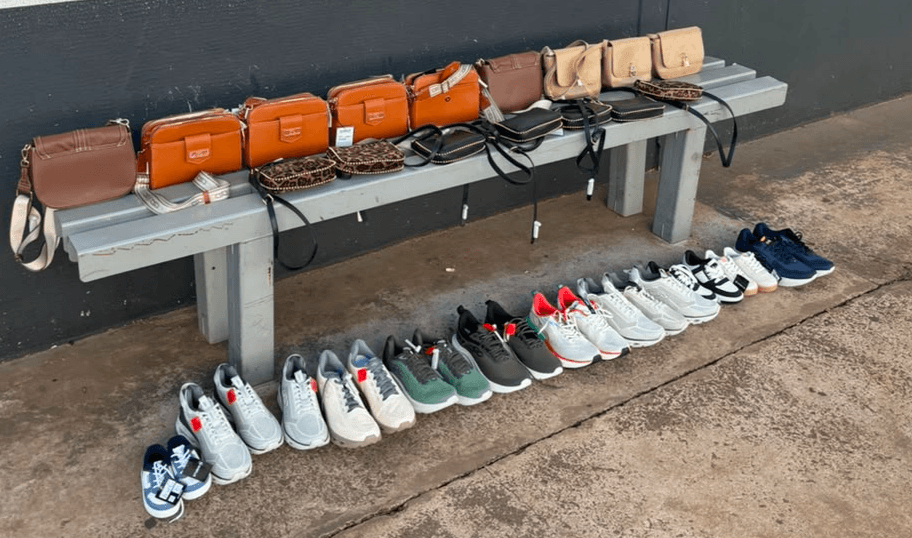 Mulher é presa após furtar R$ 2 mil em bolsas e 11 pares de sapatos no shopping