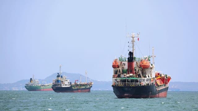 Suspensa retirada de navios no estreito de Ormuz após ataque a cargueiro