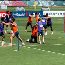 <![CDATA[ Cristiano Ronaldo ajoelhou-se para ficar à altura de Francisco Conceição? O momento divertido no treino da Seleção ]]>