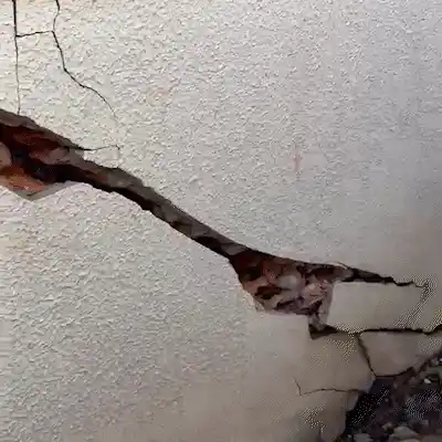 “Medo de morrer aqui dentro”, moradora mostra casa rachada no Pênfigo 