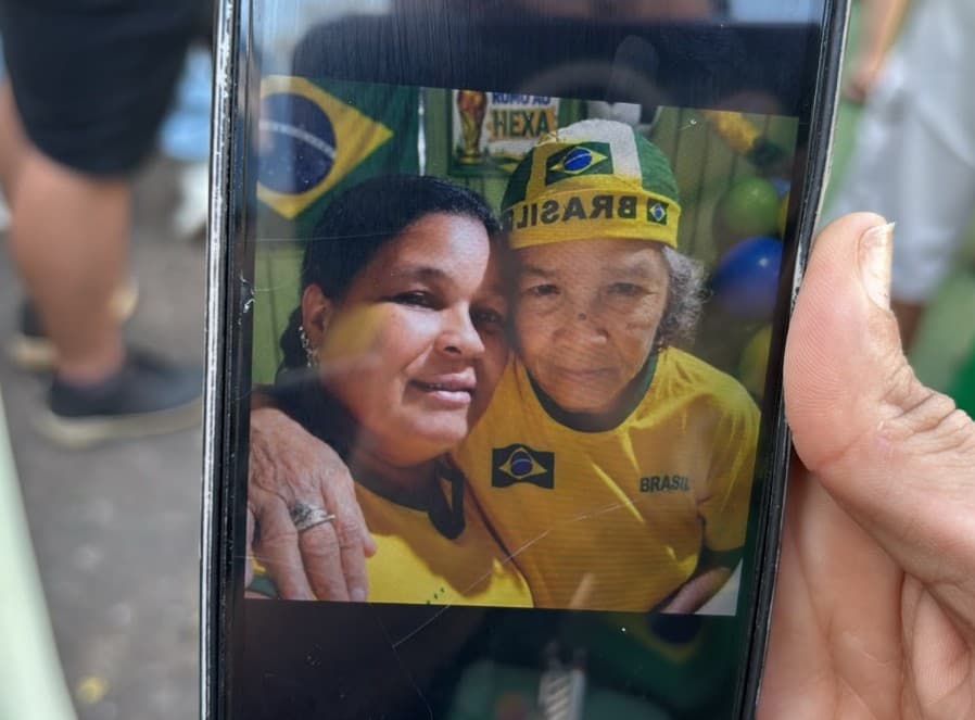 Neta leva saudade da avó para torcer pelo Brasil na Cidade da Copa